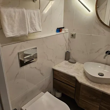Iris Hotel *