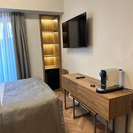 Iris Hotel *